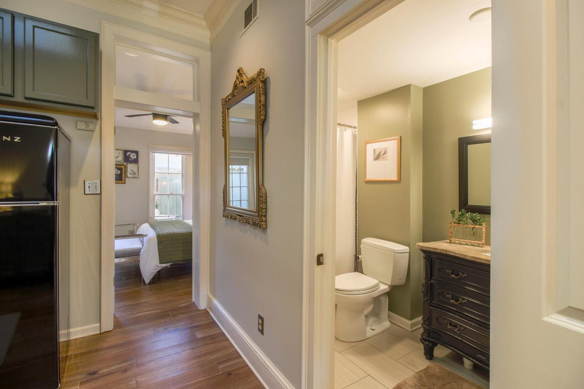 Private Patio Retreat In Charming Downtown Apartment Savannah Luaran gambar