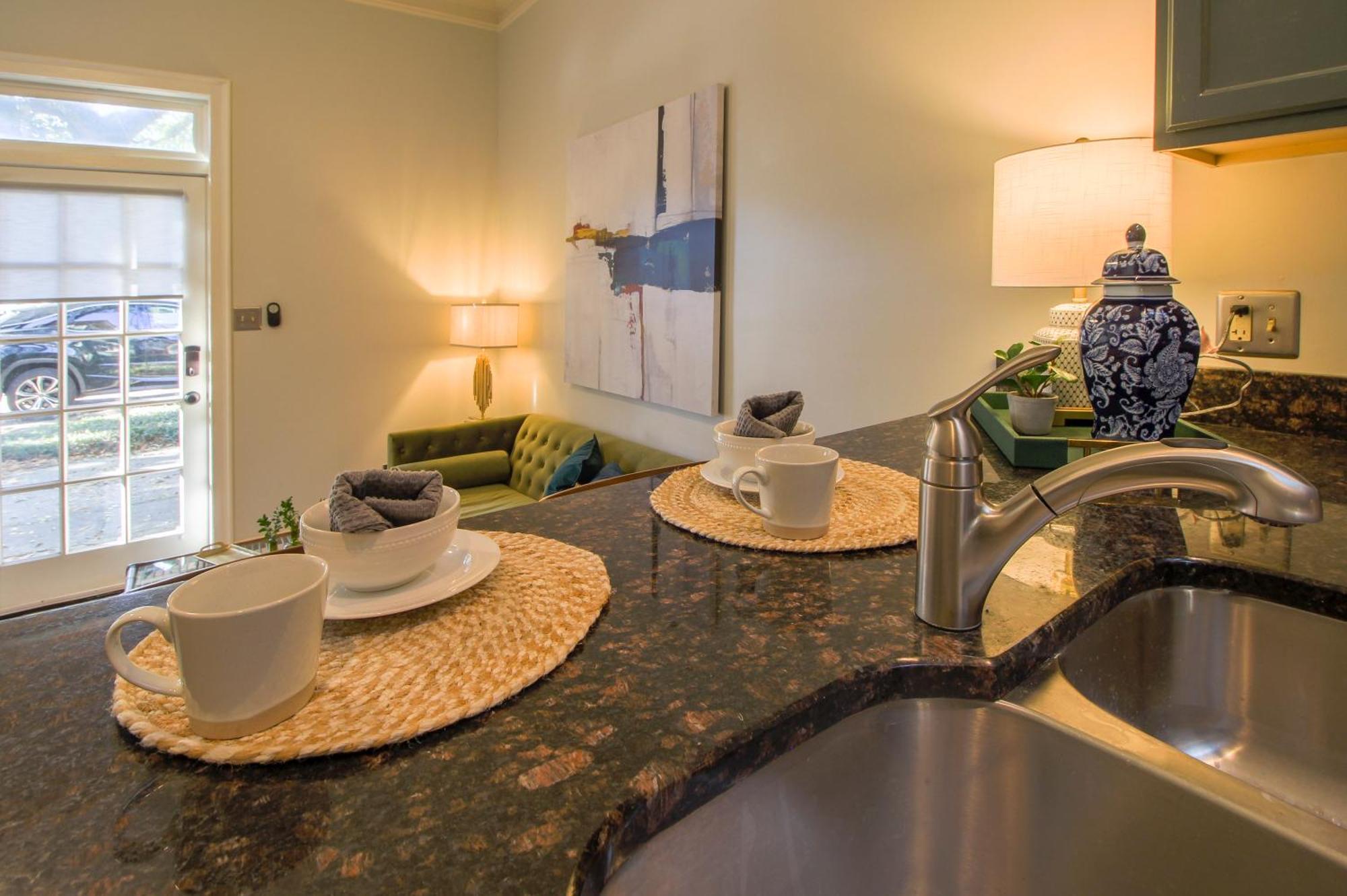 Private Patio Retreat In Charming Downtown Apartment Savannah Luaran gambar