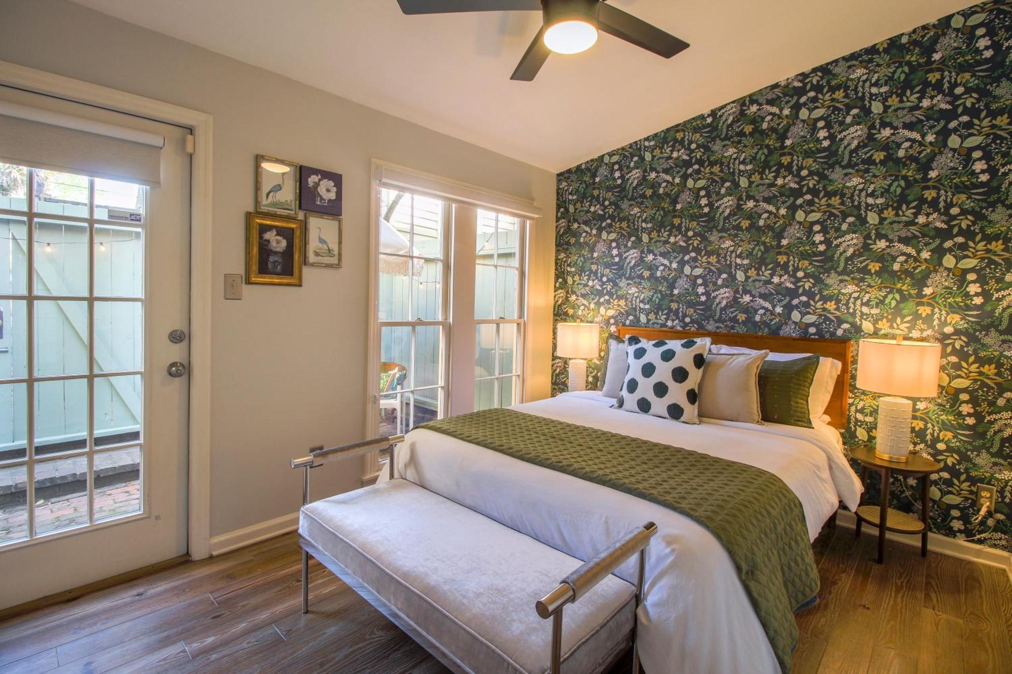 Private Patio Retreat In Charming Downtown Apartment Savannah Luaran gambar