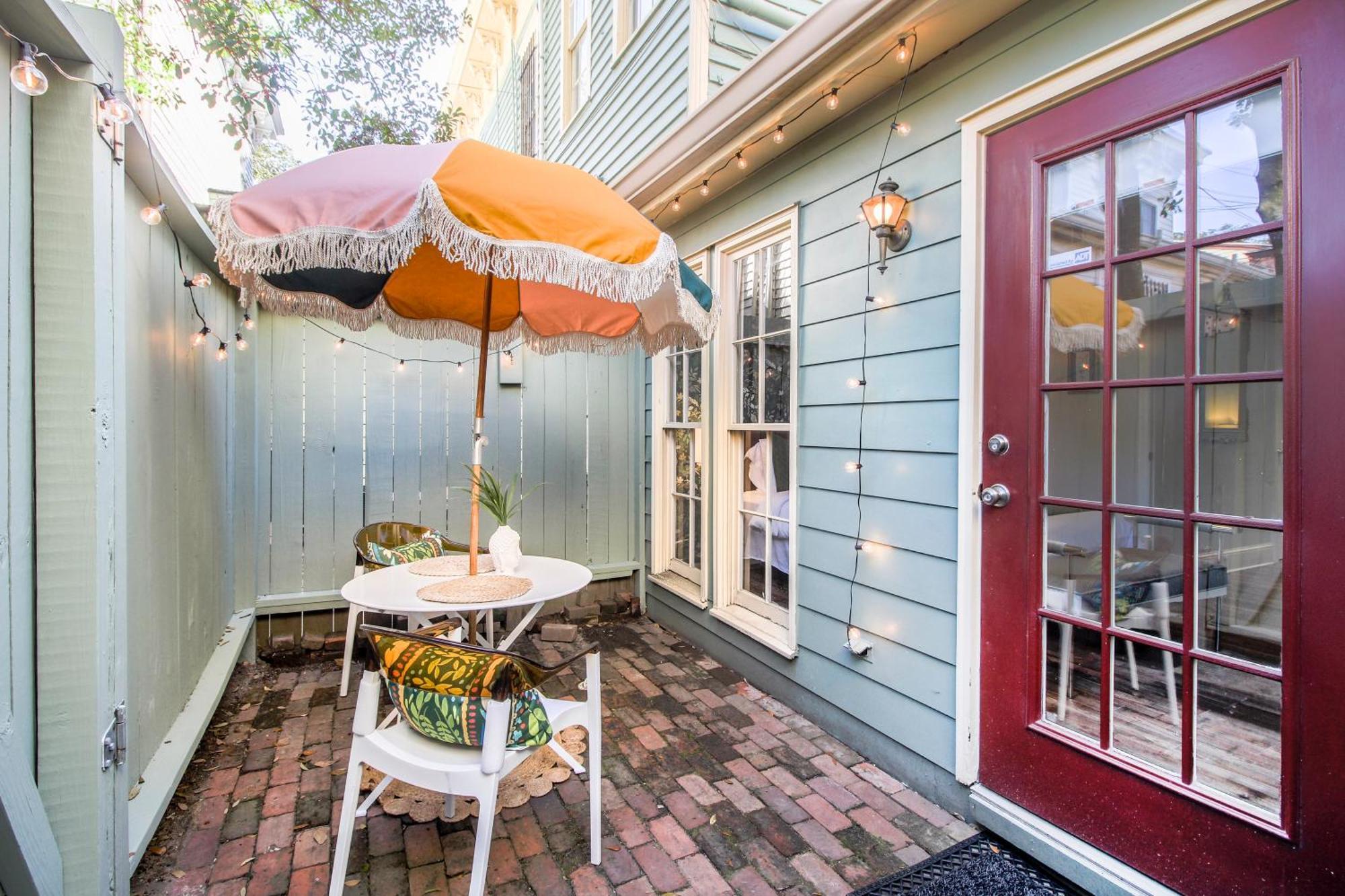 Private Patio Retreat In Charming Downtown Apartment Savannah Luaran gambar
