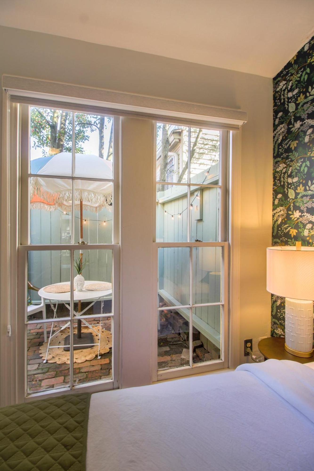 Private Patio Retreat In Charming Downtown Apartment Savannah Luaran gambar