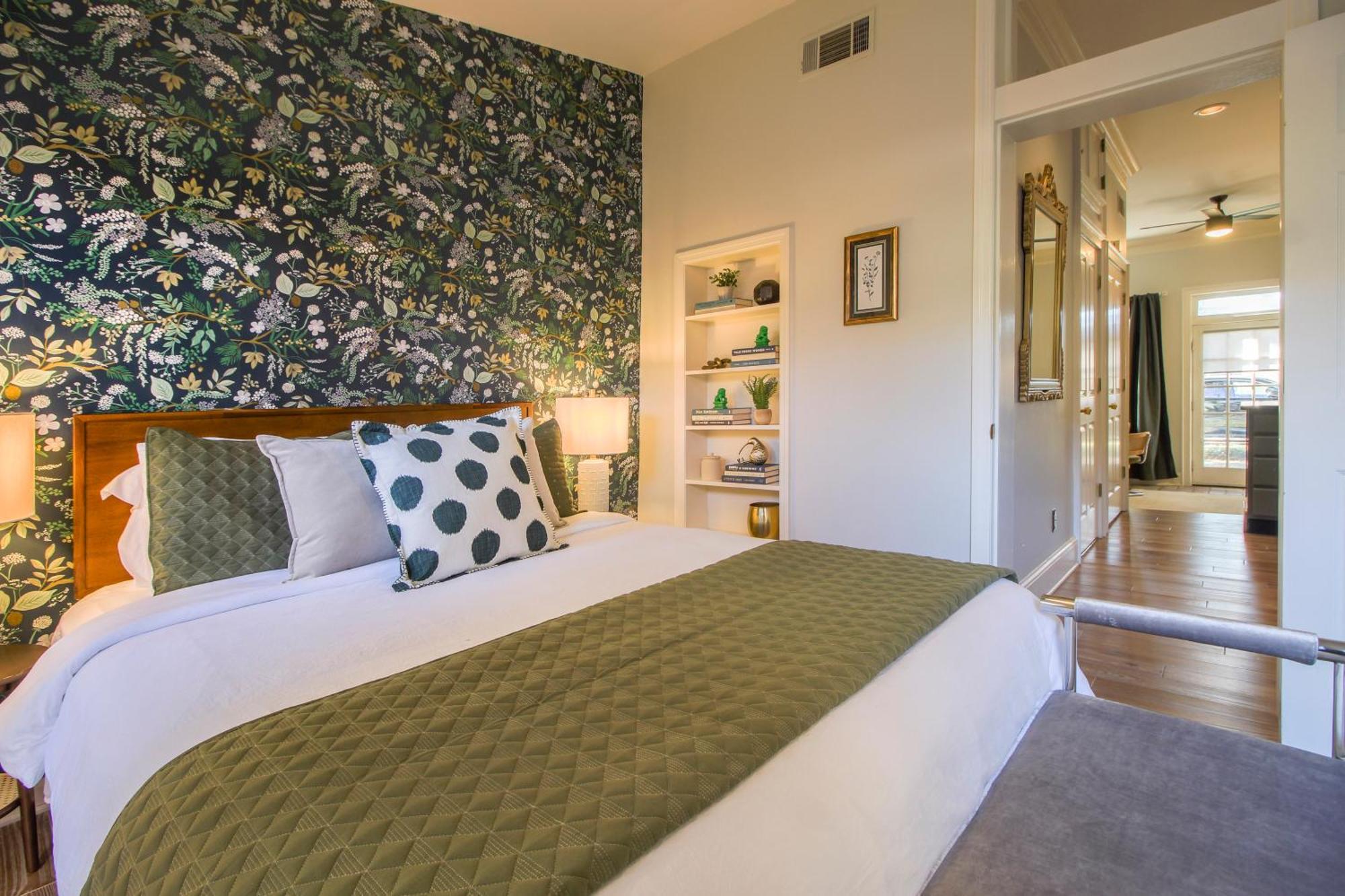 Private Patio Retreat In Charming Downtown Apartment Savannah Luaran gambar