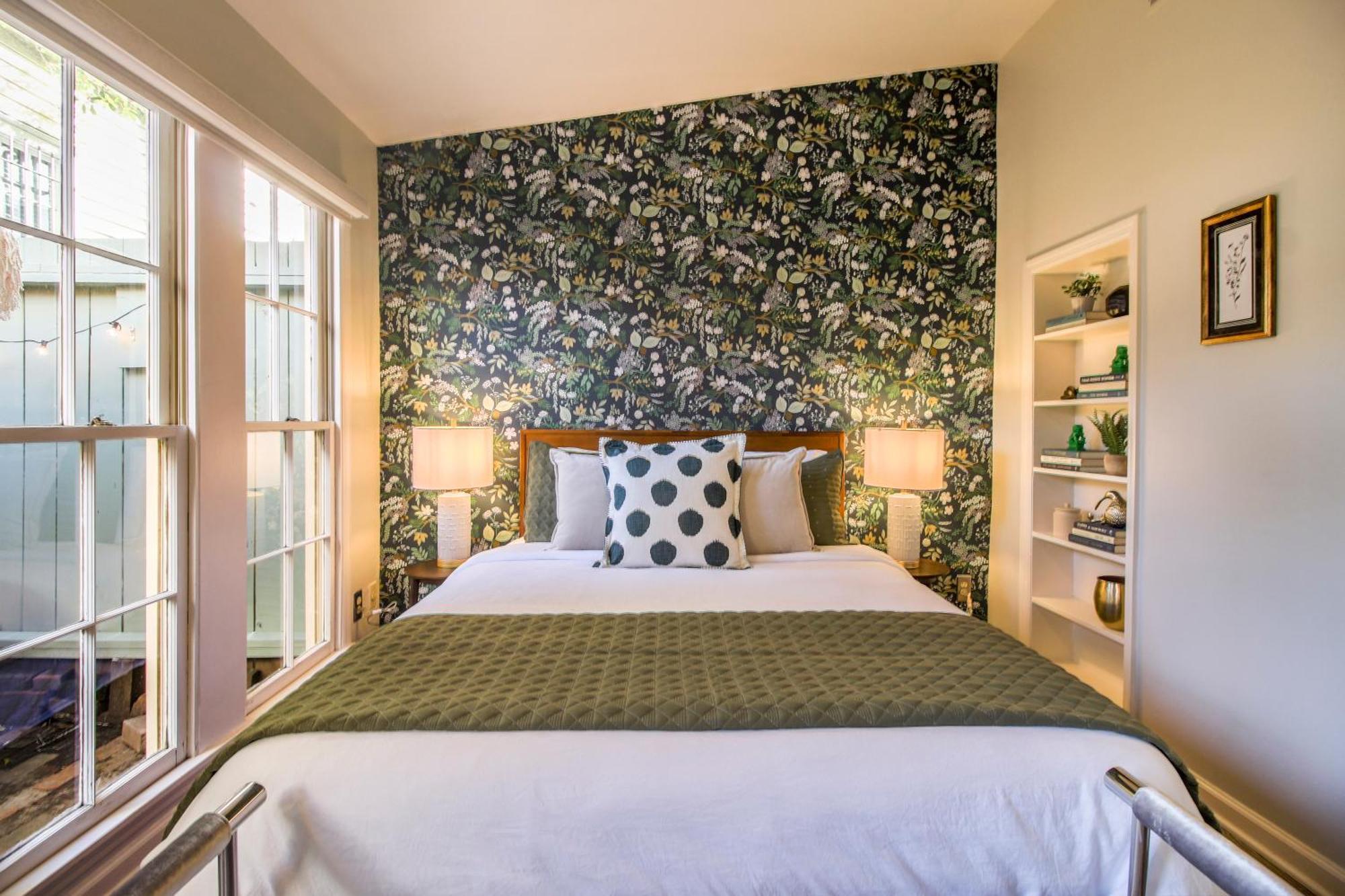 Private Patio Retreat In Charming Downtown Apartment Savannah Luaran gambar