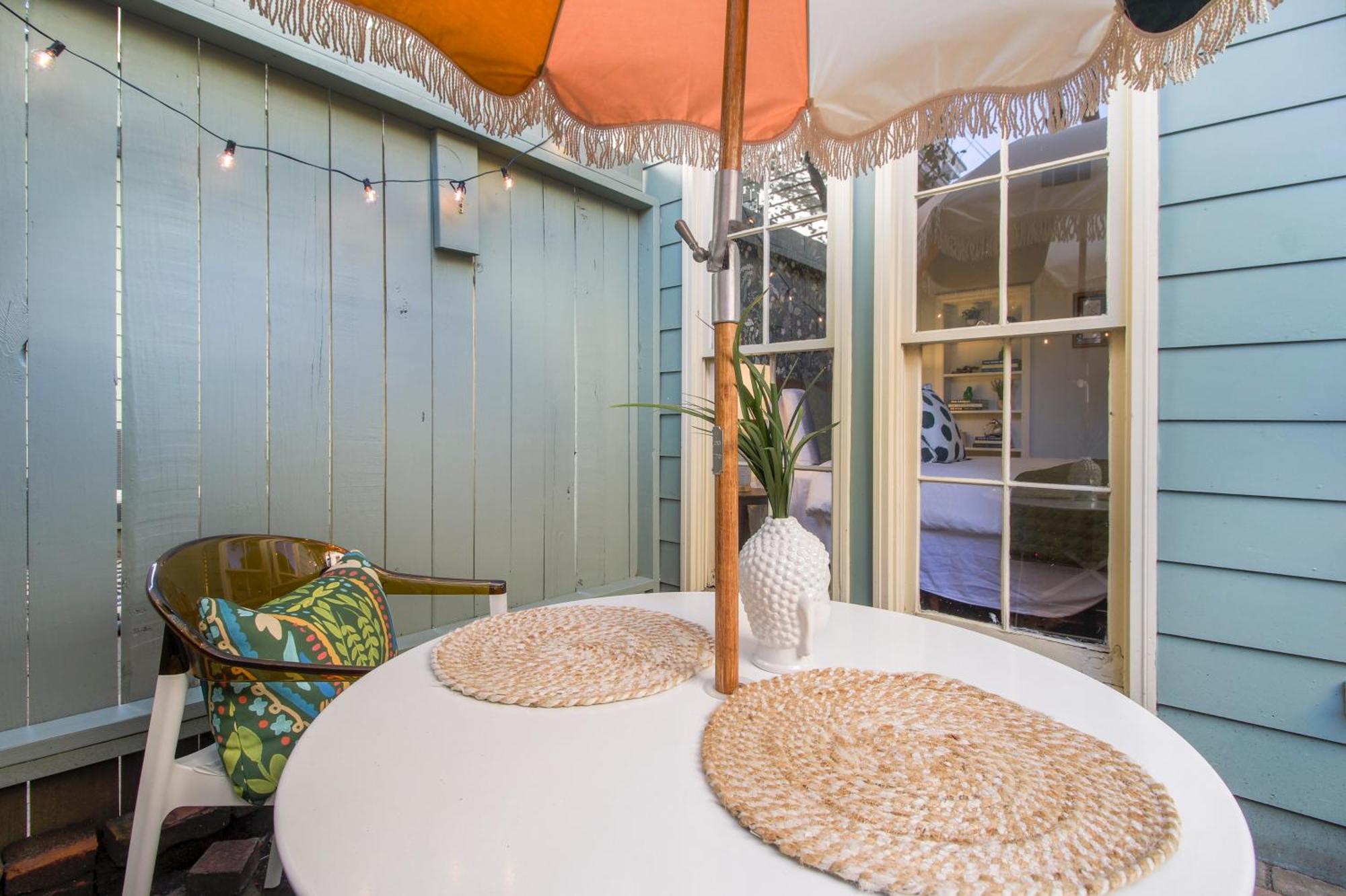 Private Patio Retreat In Charming Downtown Apartment Savannah Luaran gambar
