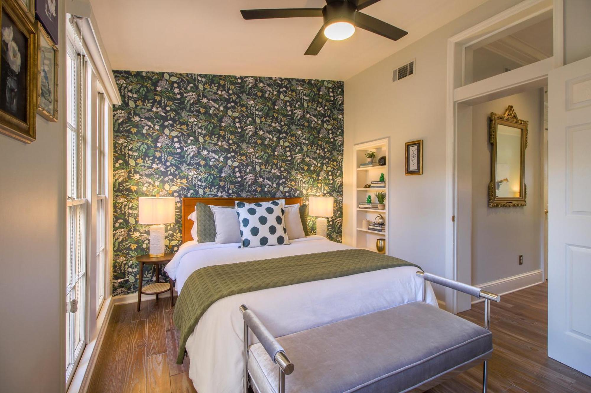 Private Patio Retreat In Charming Downtown Apartment Savannah Luaran gambar
